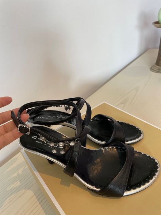 Sandálias pretas em pele genuína da Bianca - tamanho 37