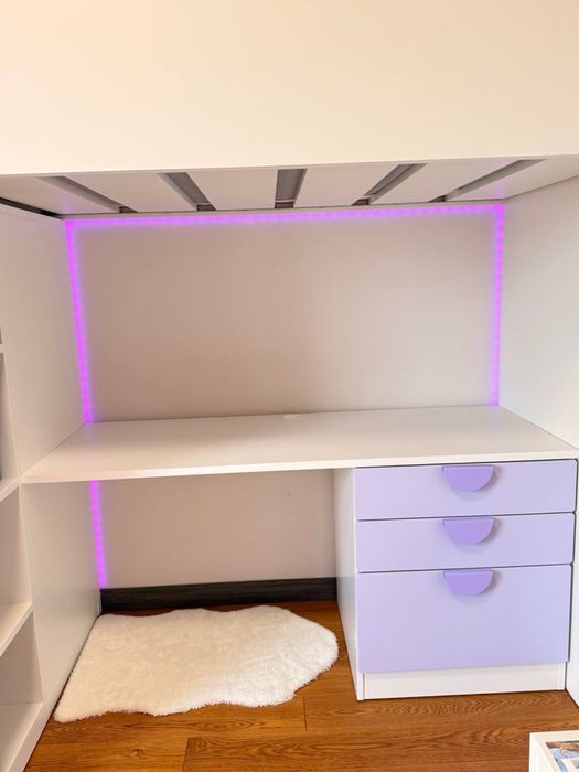 Dziecięce łóżko IKEA na antresoli z biurkiem, szufladami i szafą