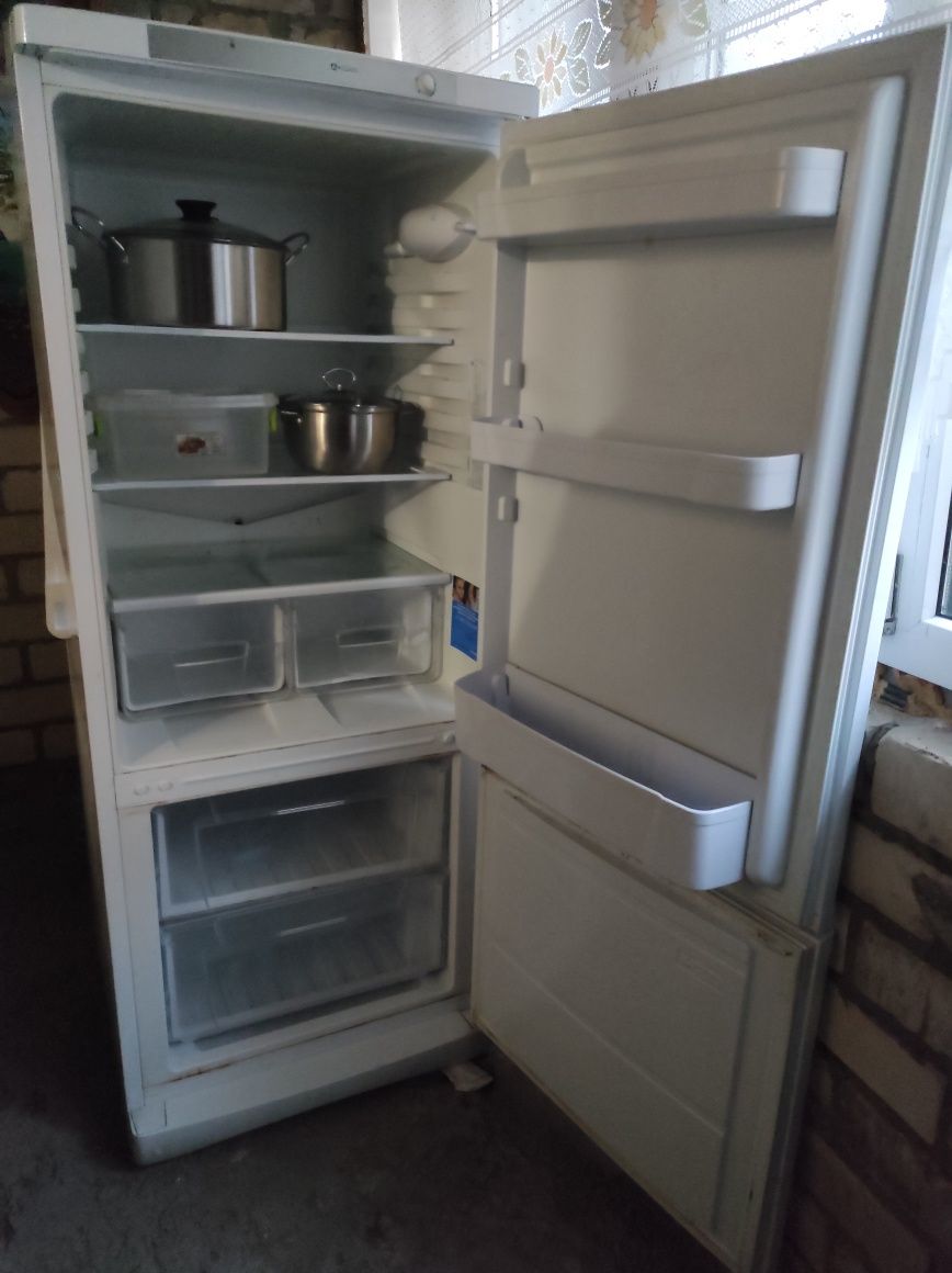 Холодильник indesit