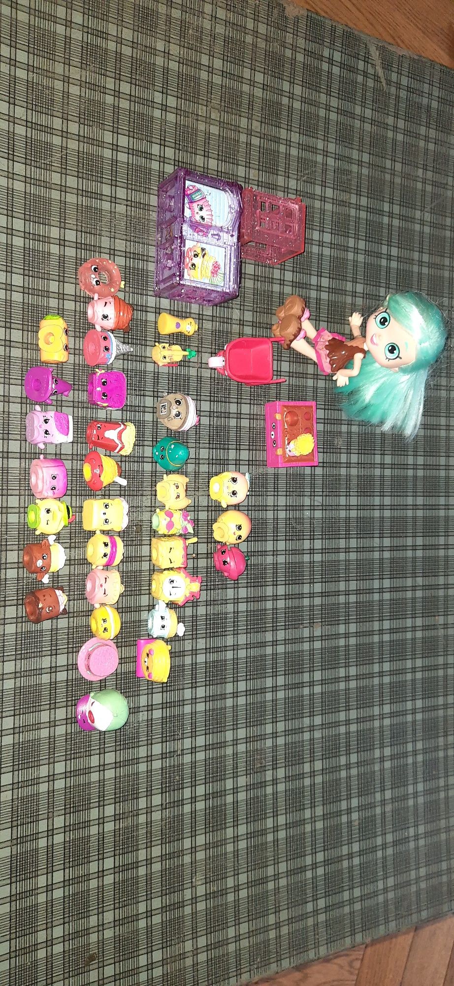Duzy zestaw Shopkins Moose, laleczka plus 33 figurki, skrzynka, taczka