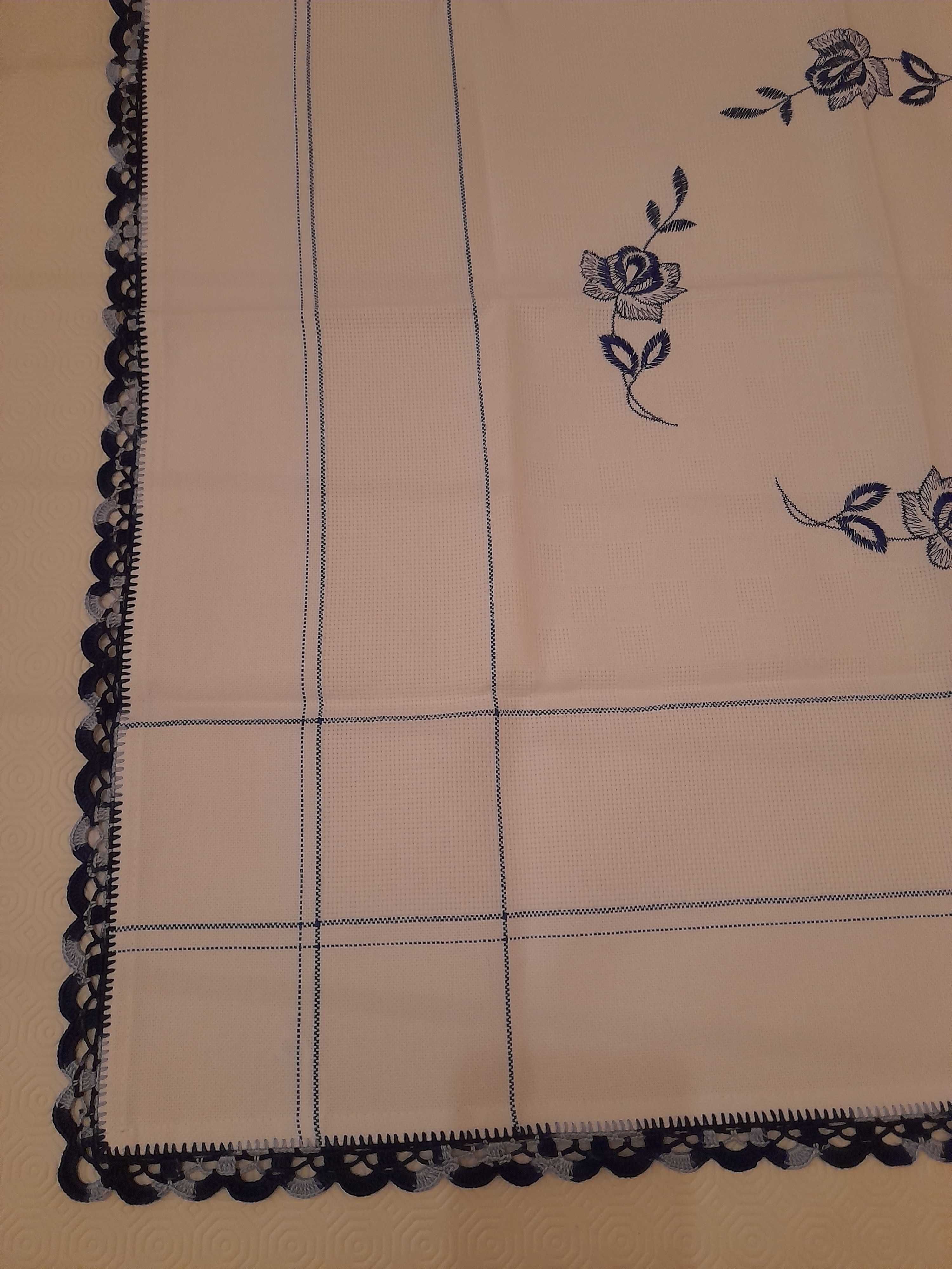 Toalha de mesa nova bordada e com picot em crochet