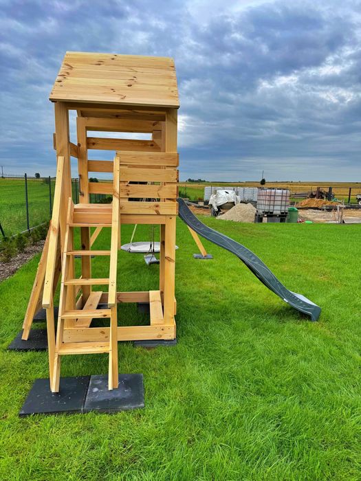 Drewniany plac zabaw dla dzieci domek huśtawka - Zapisy na 2026r