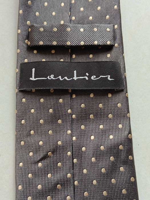 Lantier jedwabny krawat w złote groszki ze spinką