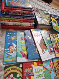 Багато дитячих книжок