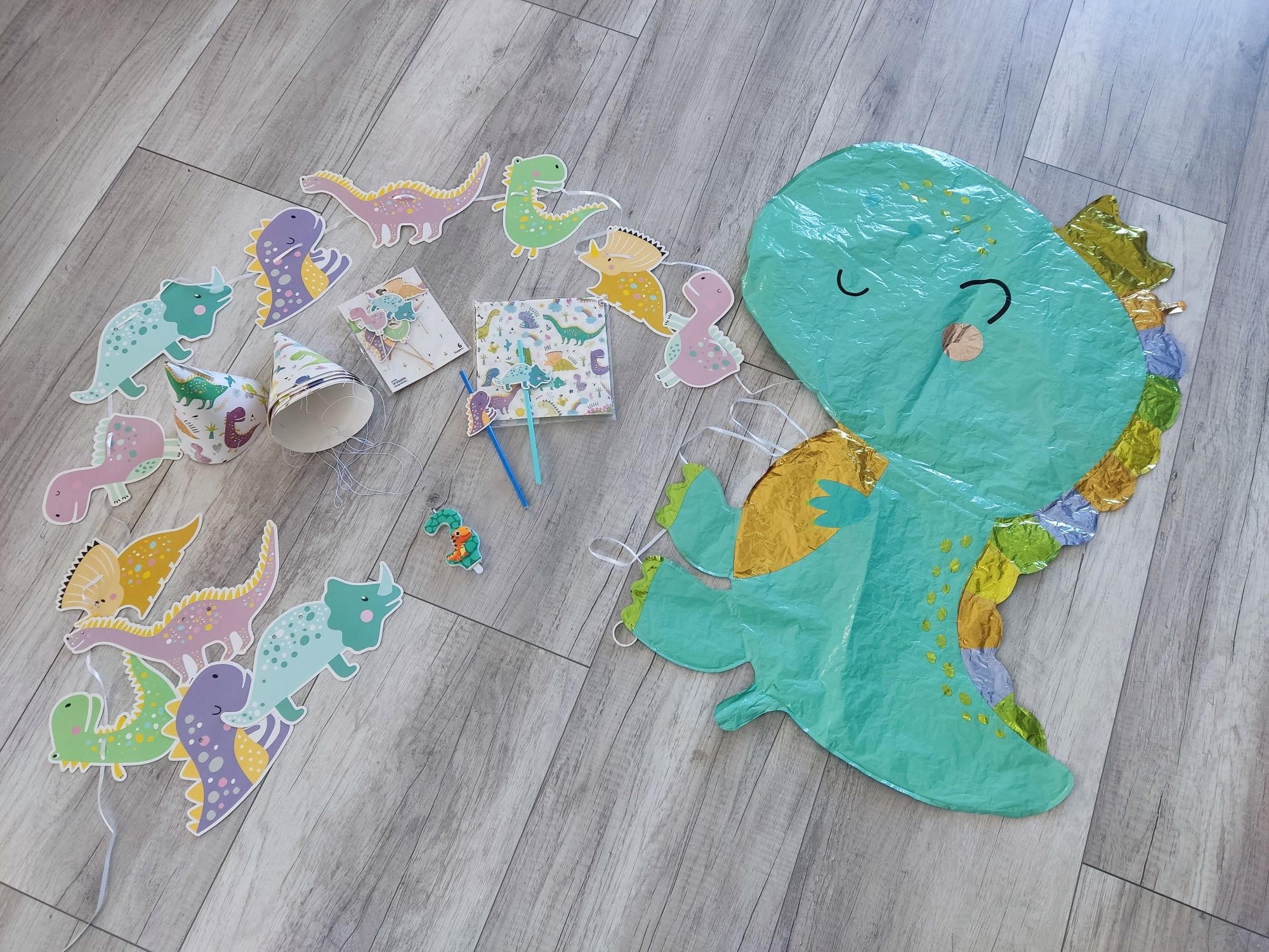 Zestaw urodzinowy dinozaury 3 latka