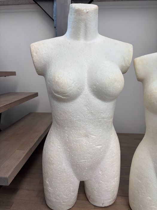 Манекен жіночий пластиковий ,обтягнутий чорною тканиною