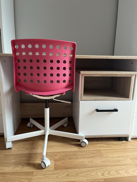 Biurko z szafką i krzesłem