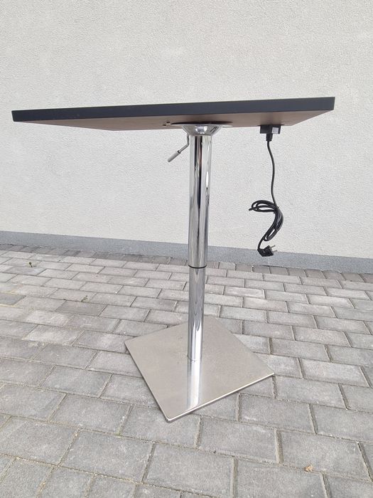 Stolik biurowy z gniazdkiem  230V blat czerwony noga  chrom 60cmx 50cm