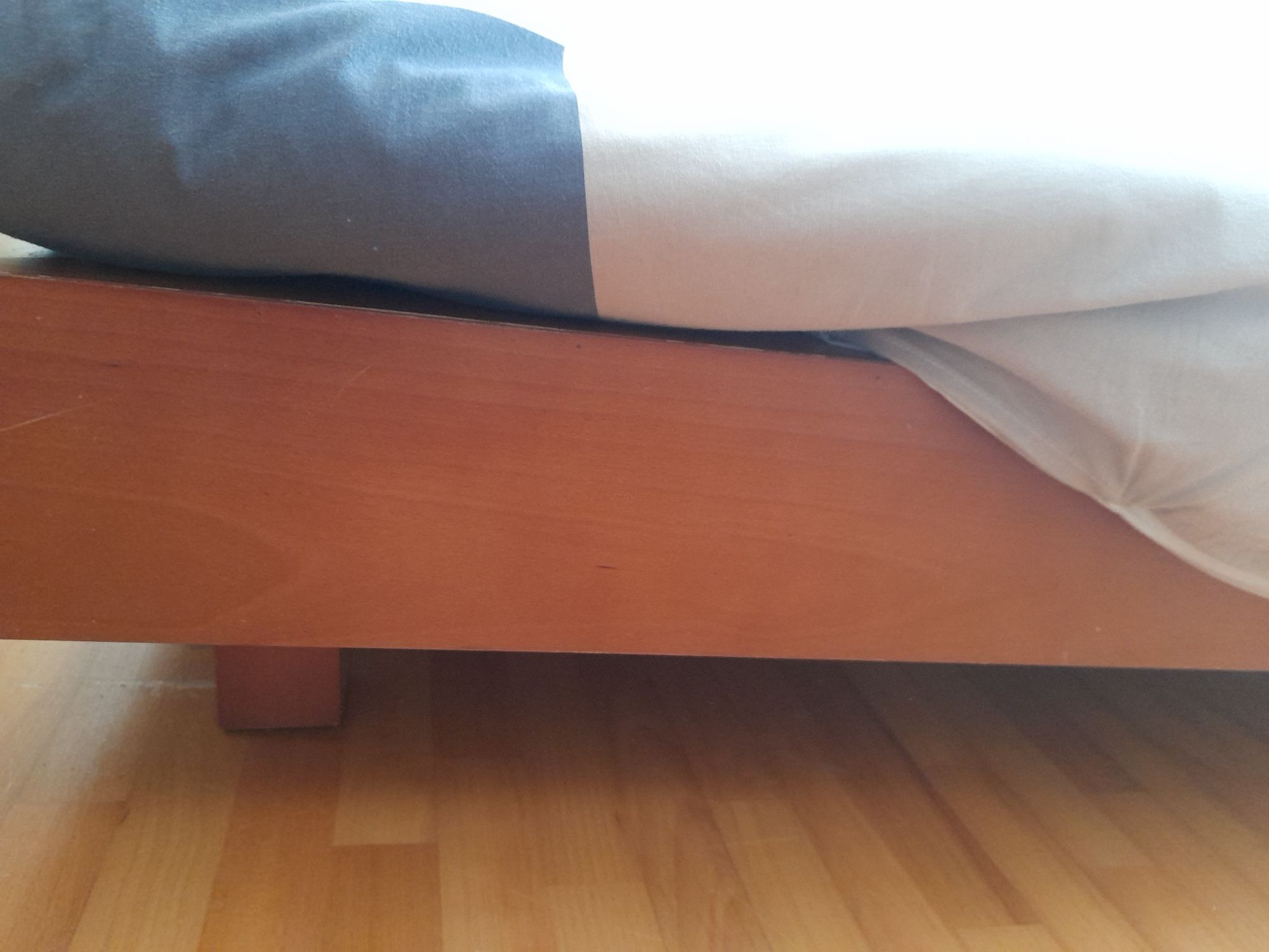 Vende-de Cama de solteiro com estrado e mesa de cabeceira