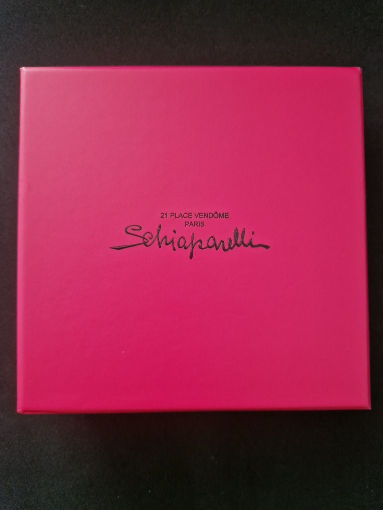 Брошка губи schiaparelli