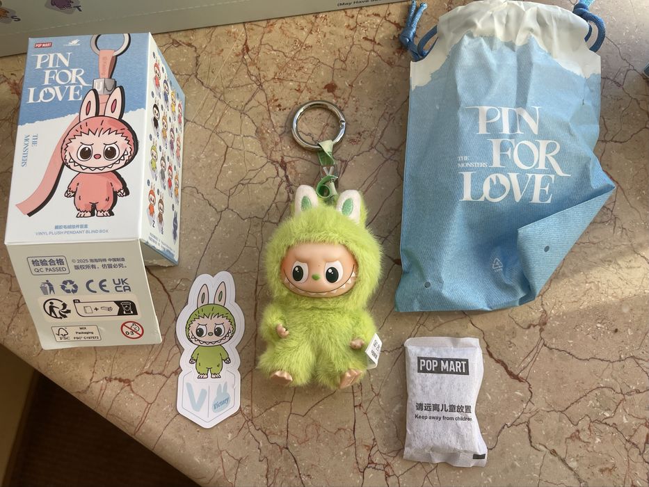 Labubu оригінал Pin for Love брелок з літерою дуже милий