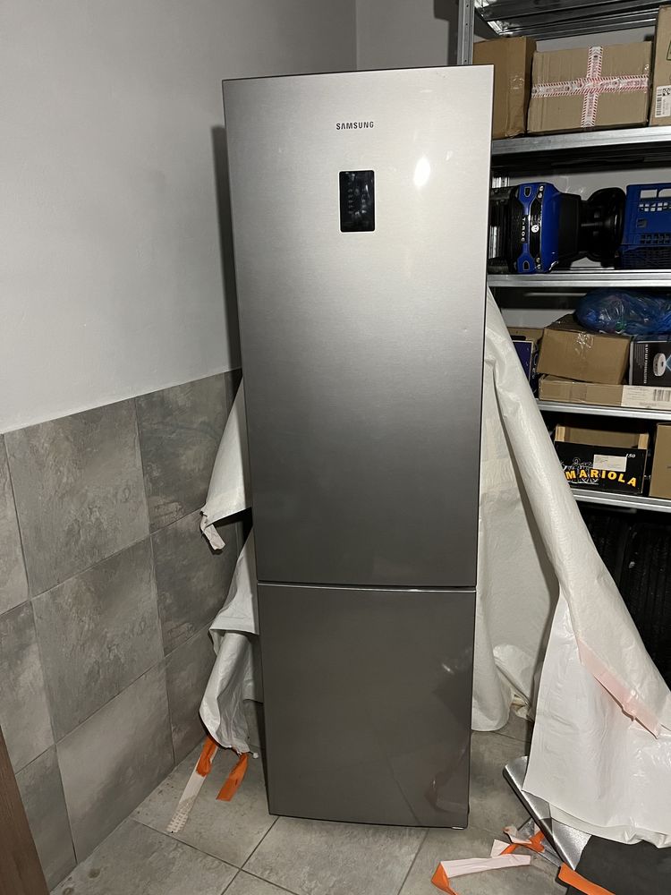 Холодильник Samsung. Висота: 208 см. Не використовувався.