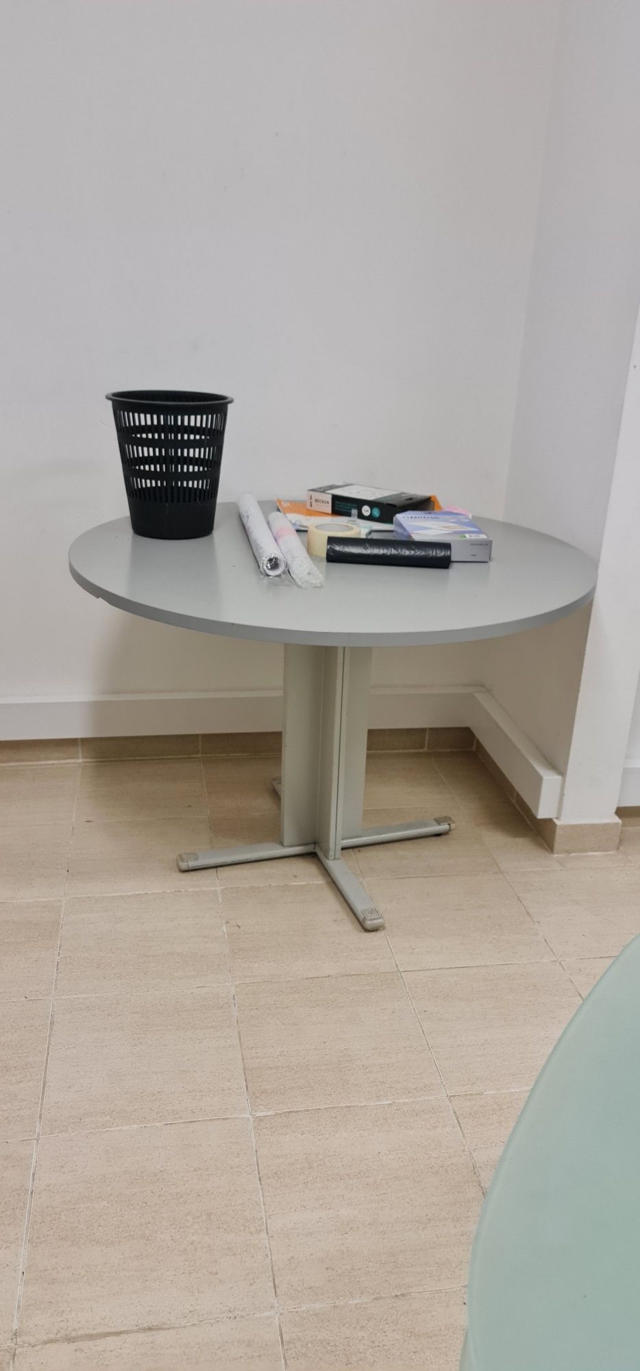 Mesa de escritorio com cadeira e o mesa de reuniao