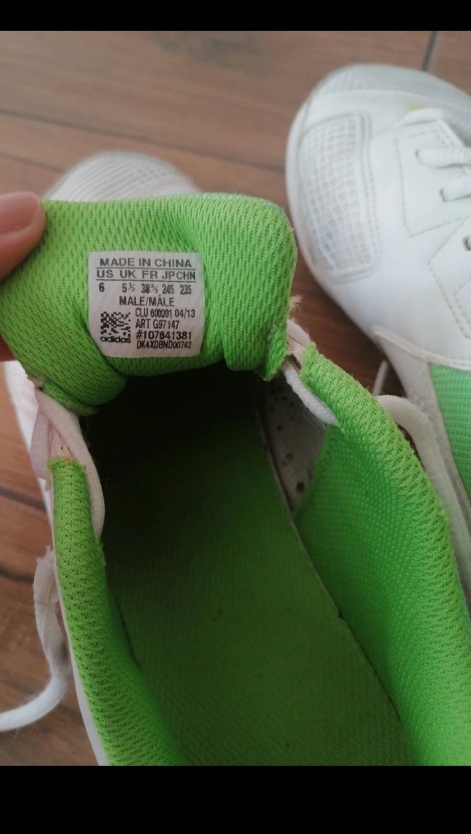 Buty chłopięce adidas do piłki halowej.