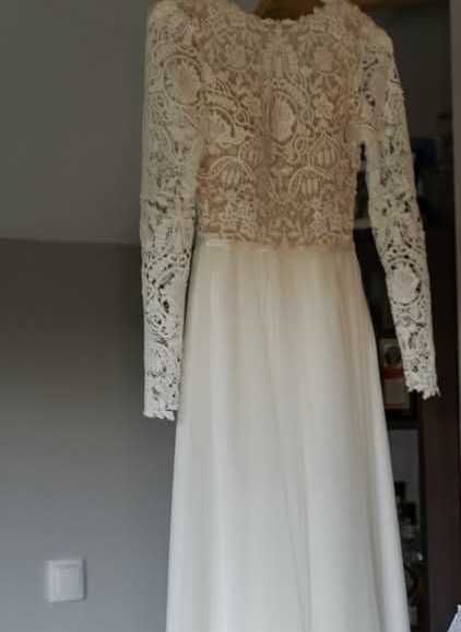 Biała piękna suknia ślubna