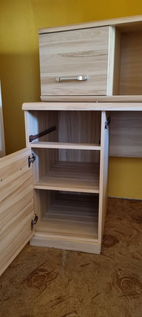 Biurko i wiszące półka