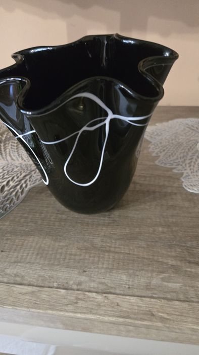 Wazon falbanką czarno białe mazy