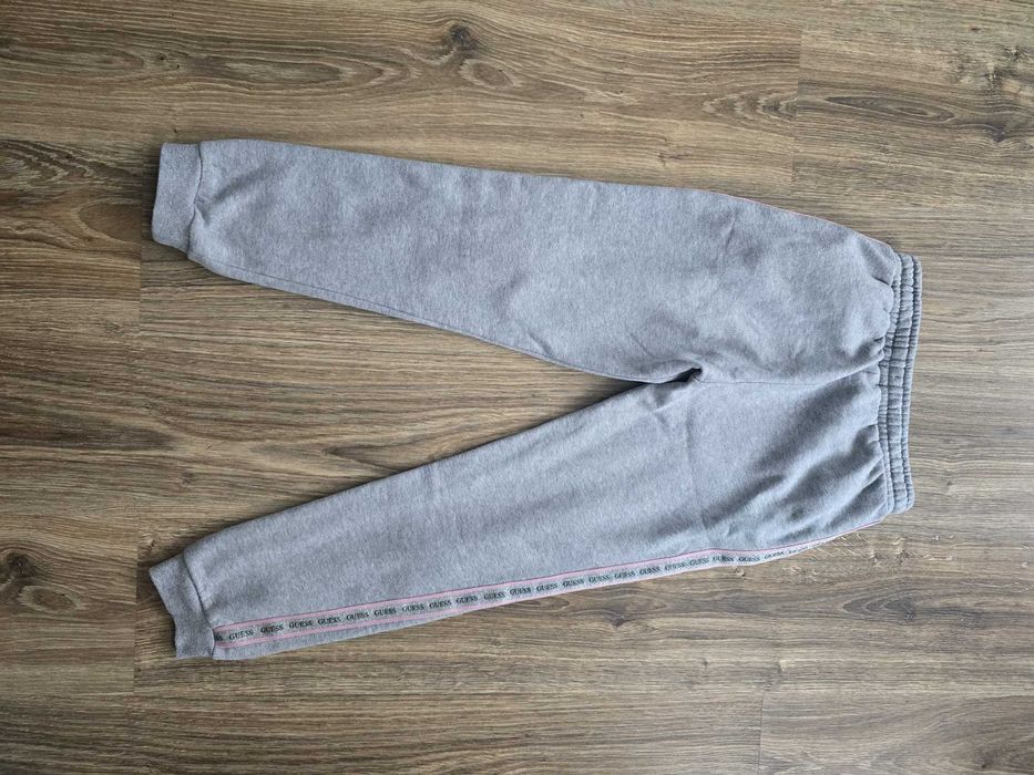 Spodnie dresowe firmy Guess ROZMIAR 140 CM