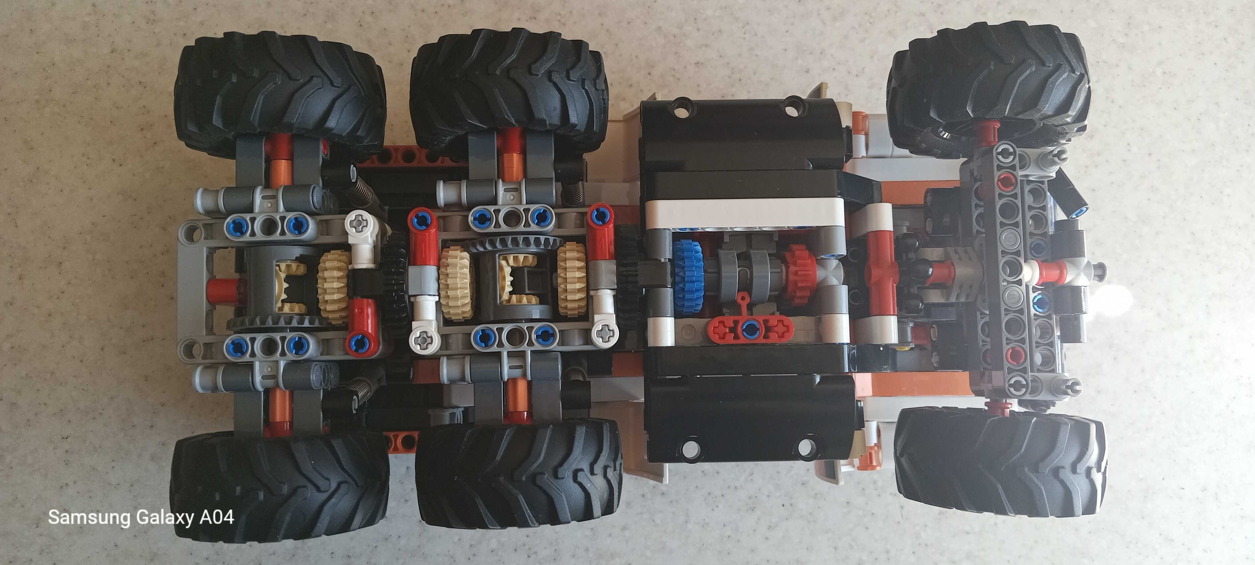 Продаю конструктор LEGO Technic Внедорожный грузовик (42139)