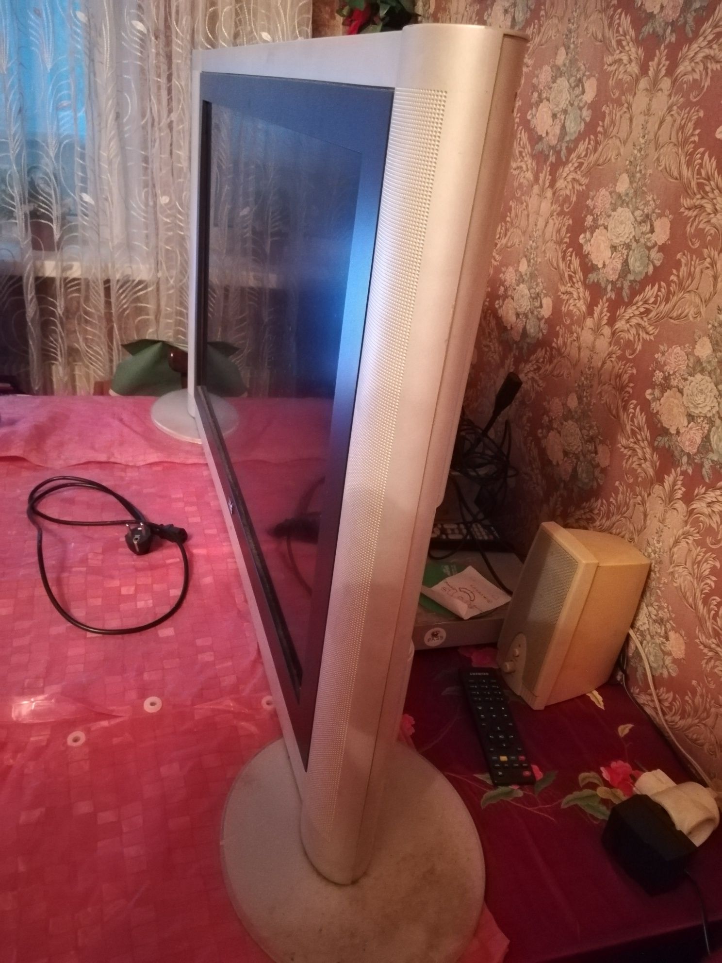 Телевизор /монитор Seg диагональ 92 см