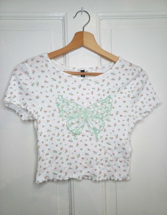 Biały crop top w kwiaty z nadrukiem motyla cottagecore fairycore