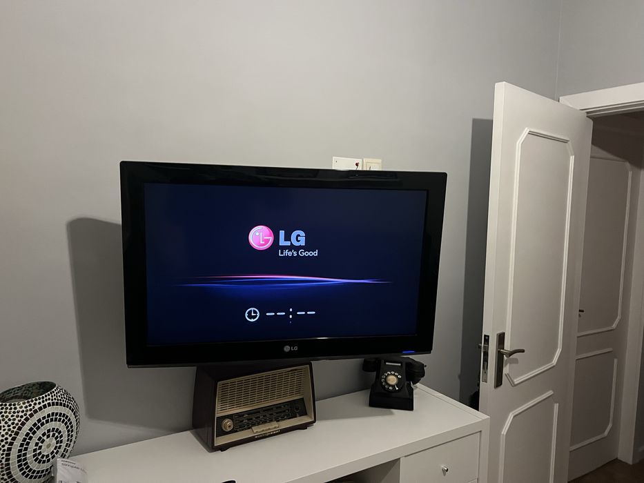 Tv com suporte de parede