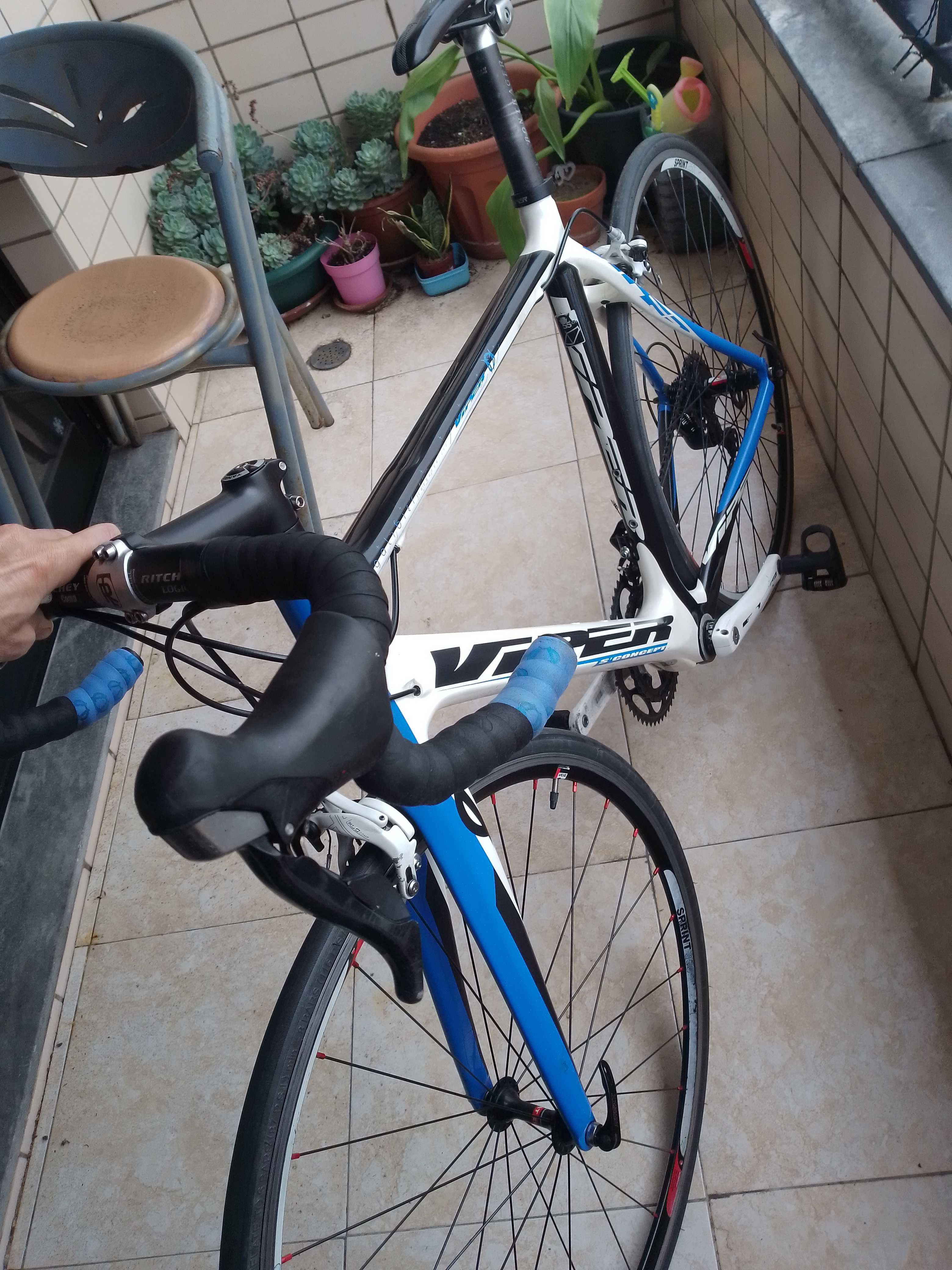 Bicicleta de estrada em carbono