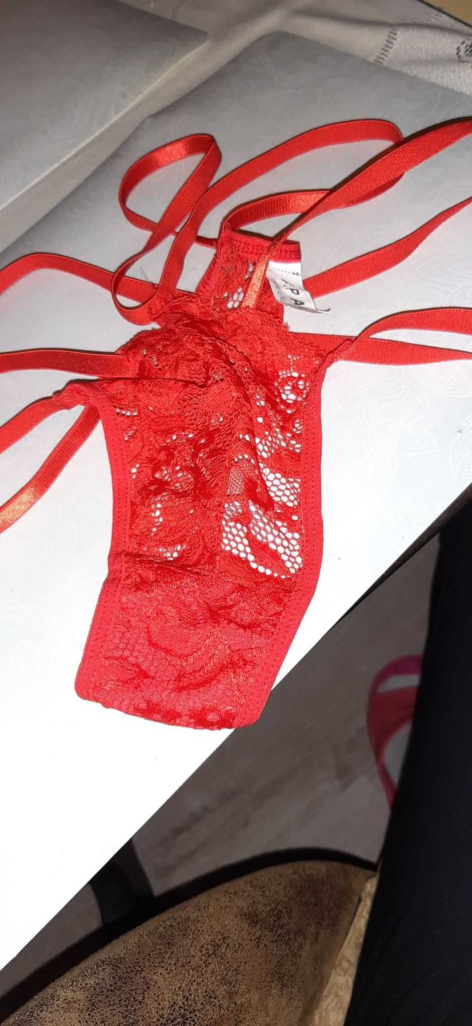 stringi czerwone z trzema paskami
