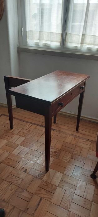 Mesa de Jogo antiga, dobrável e com gaveta