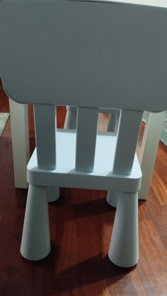 Mesa e cadeiras criança