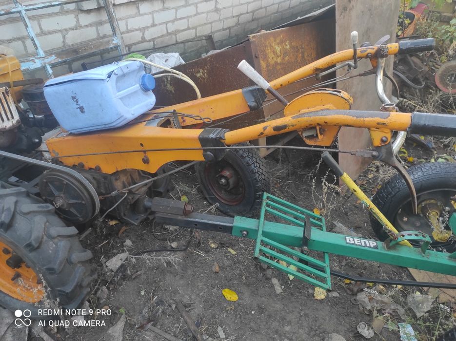 Мотоблок з різними насадками