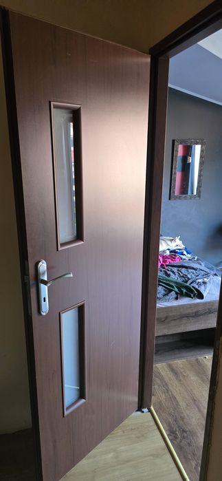 Drzwi wewnętrzne prawe 1 sztuka z futrynami i klamkami