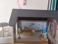 Drewniany domek dla lalek