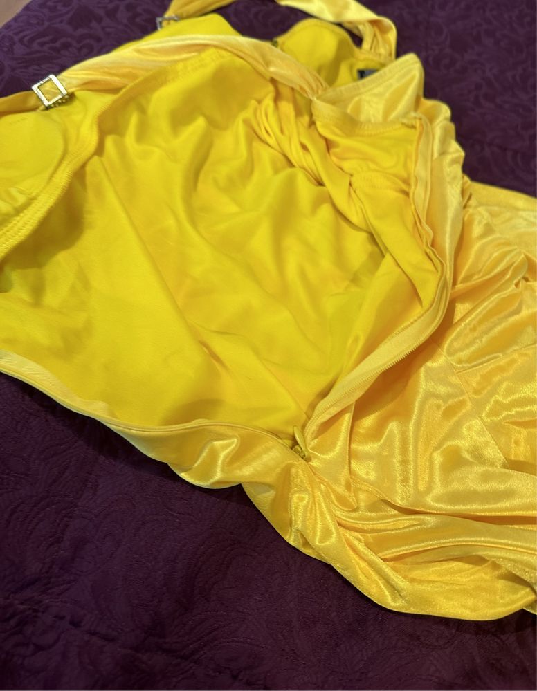 Жовта сукня для красунь