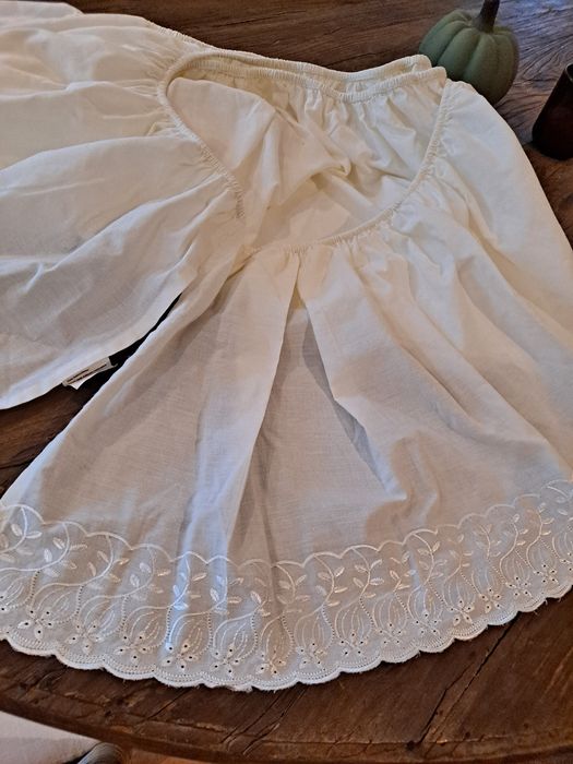 Falbana  koronkowa haftowana marszczona.