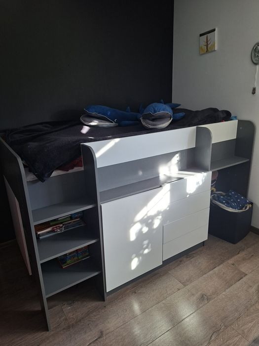 Łóżko piętrowe z szafkami i materacem