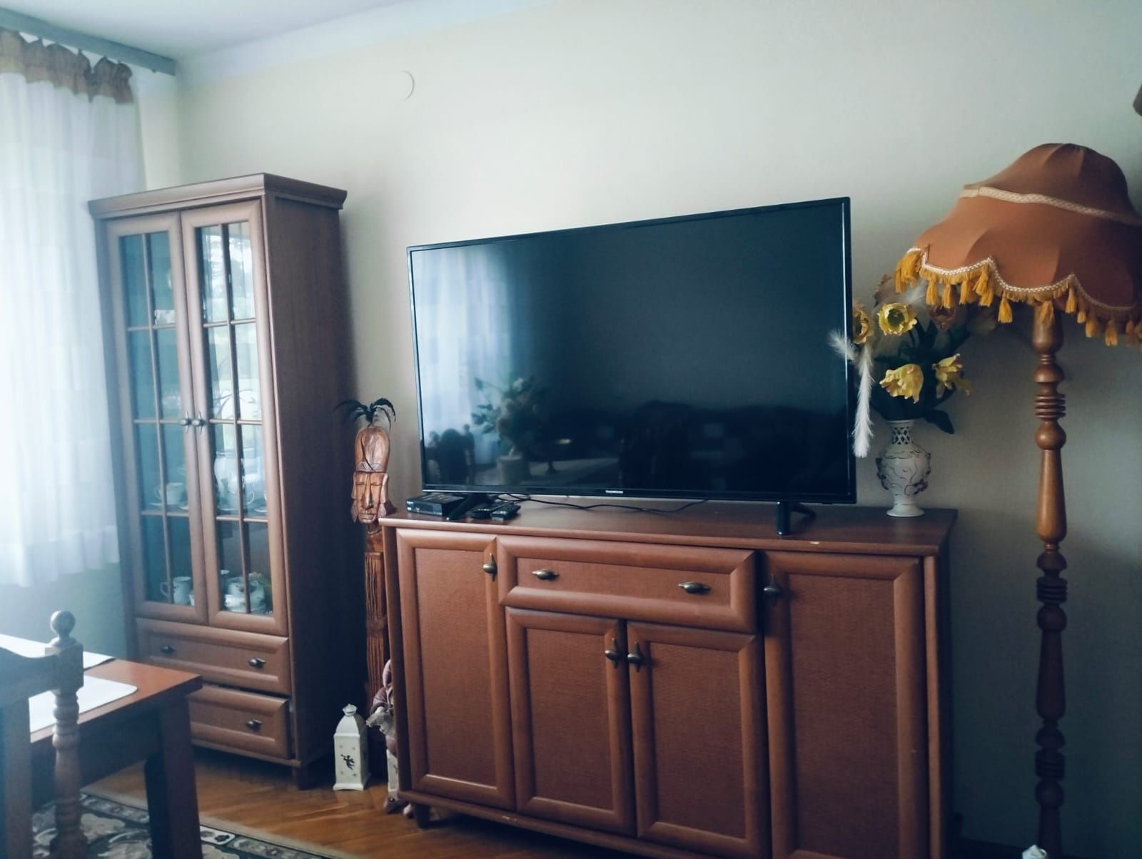 Elegancki komplet mebli do salonu – witryna, komoda, szafa – klasyczny