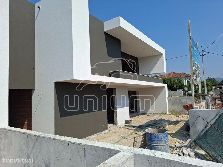 Moradia Geminada T3 com Jardim