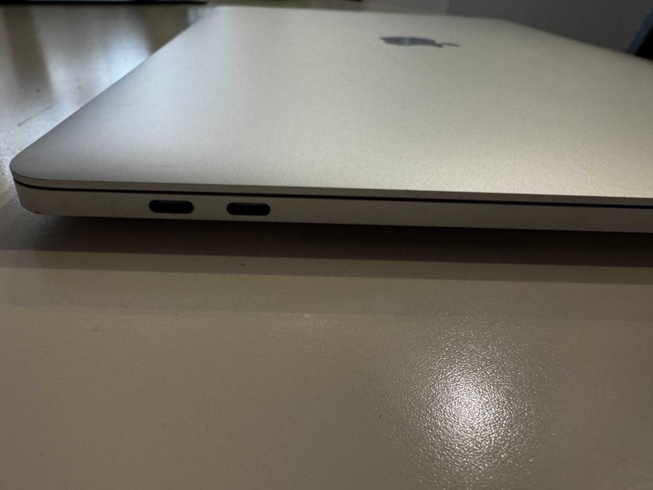 Продам Macbook pro 15б, i7, 512 gb