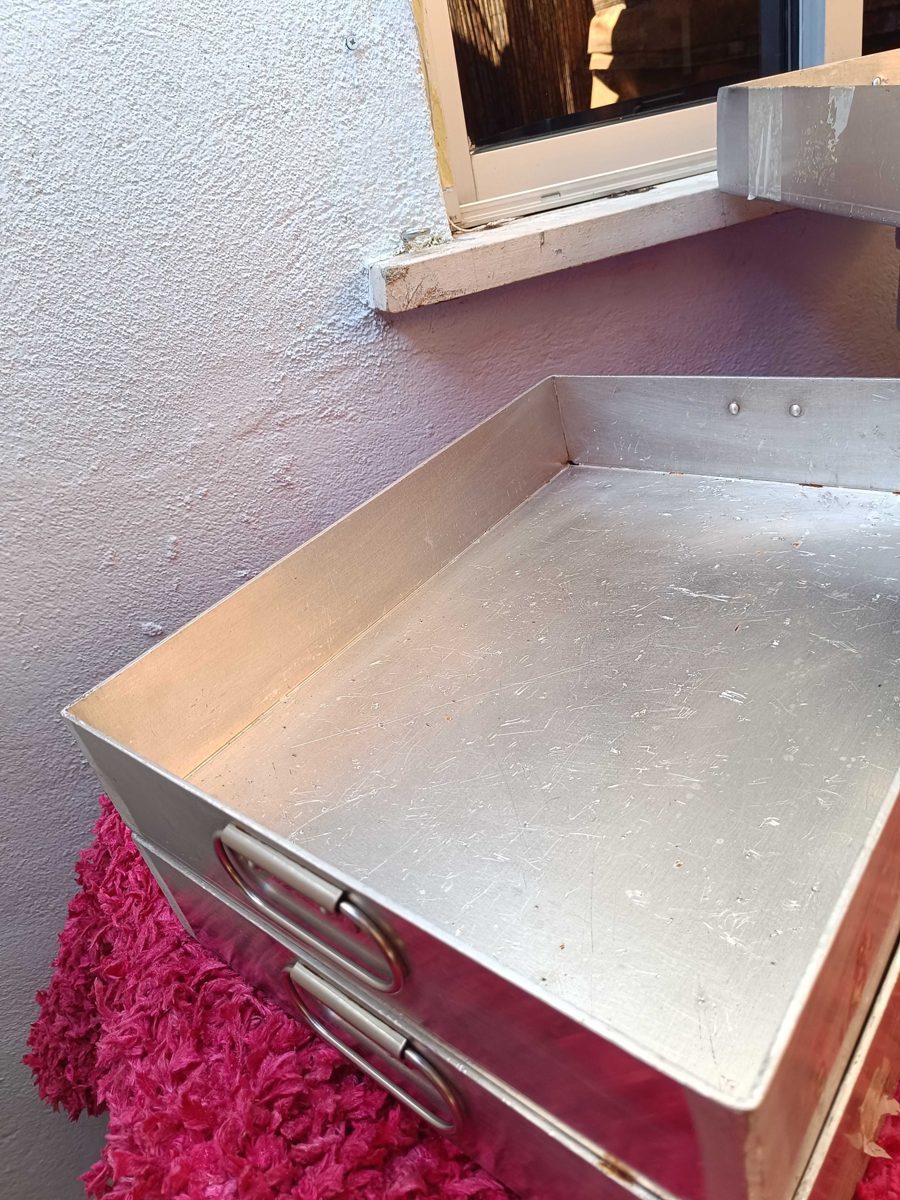 Tabuleiros em inox pouco uso.