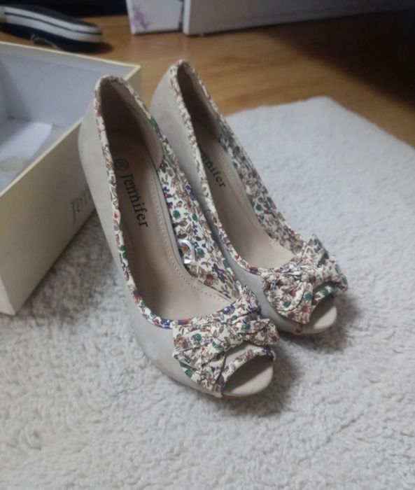 Szare buty na obcasie