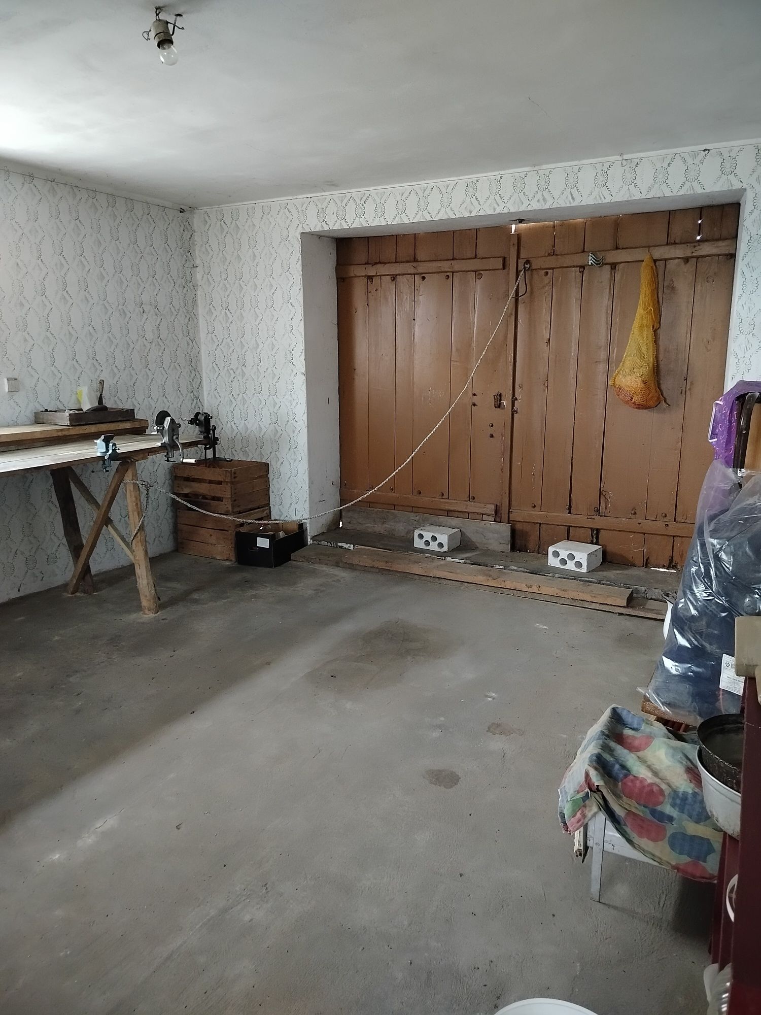 Dom murowany z budynkami gospodarczymi murowanymi i ziemią