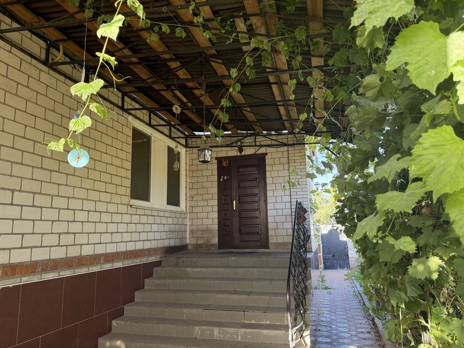 Житловий будинок поруч з річкою Південний Буг