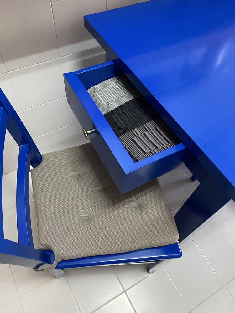 Mesa com quatro cadeiras