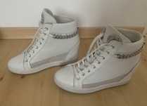 Buty na koturnie Guess