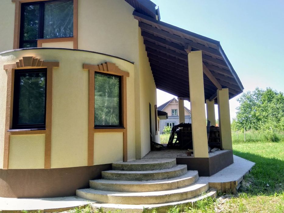 Продам добротний,двоповерховий цегляний будинок(недострой).