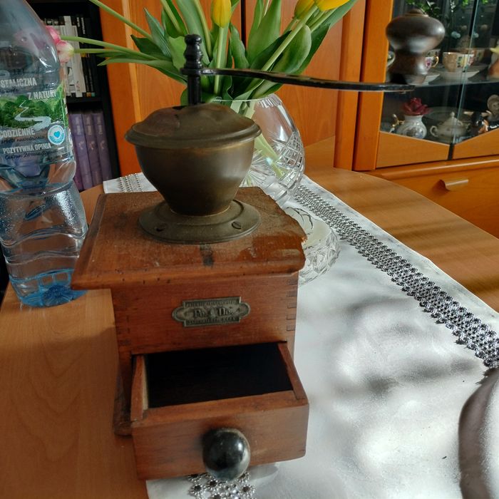 Piękny stary młynek do kawy PeDe