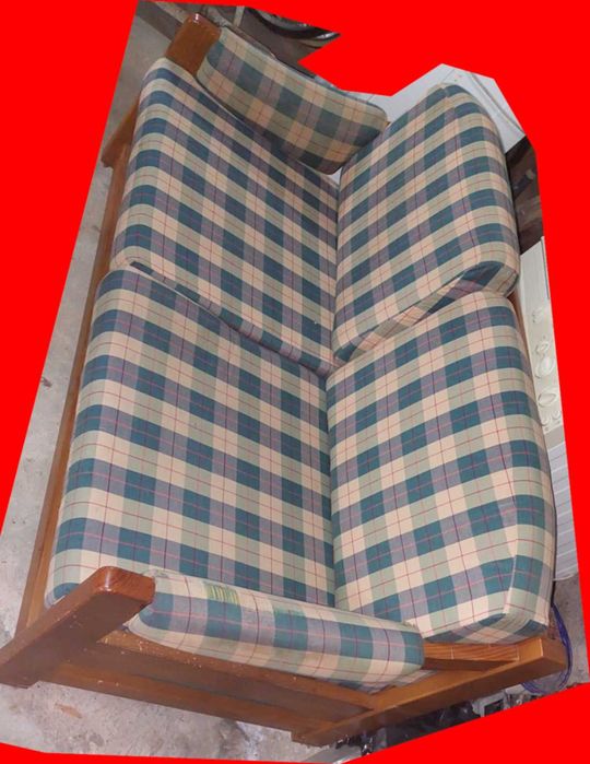 Conjunto de sofás em madeira e almofadas de tecido