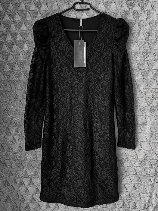 Elegancka sukienka koronkowa midi, czarna z długim rękawem Only