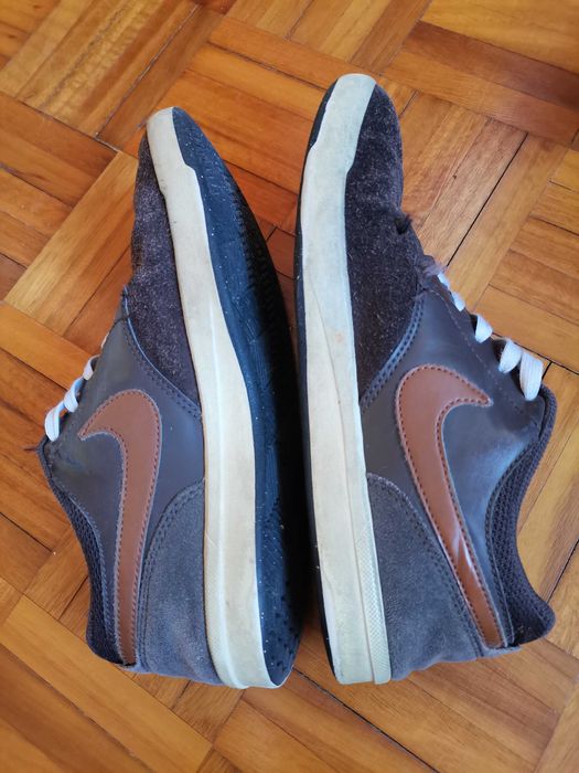 Tenis Nike cor castanho